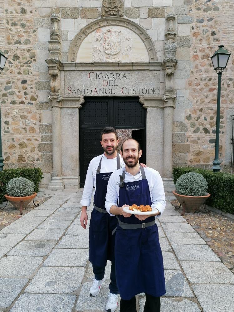 JCCapel's tweet photo. ¿Cuál es la receta de las croquetas de @Ivan_Cerdeno capaz de ganar tres ediciones seguidas el concurso que en @madridfusion auspicia @JamonJoselito? Tres cocineros de distintos restaurantes. https://t.co/Uia8s2WuKg https://t.co/zFkosWuvfK