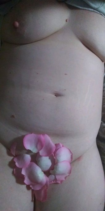Beautiful flowers on my beautiful pussy! https://t.co/tsGpXZmSqi