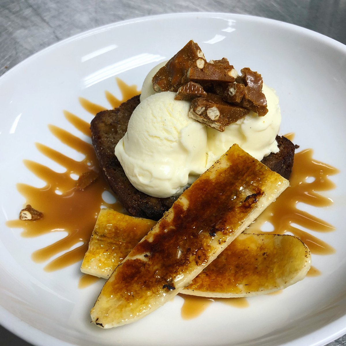 3Embers's tweet photo. 👉The NEW Winter menu is HERE!!! Say hello to our warm house made BANANA BREAD SUNDAE with caramelized bananas, homemade ice cream, pretzel brittle &amp; caramel sauce!!! 😋

#menulaunch #desserts #ThankfulThursday https://t.co/LBUoLVNjoy