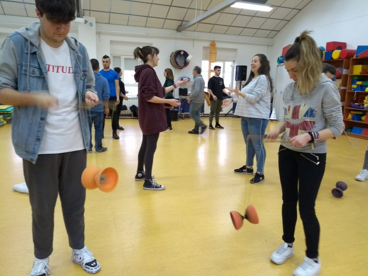 ASCyT_Rojas's tweet photo. Hemos descubierto, experimentado y construido sensaciones individuales y colectivas. Tareas y posibilidades del Circo Social para la Animación. #ASCyT
@iesfrojas @Antalcantara #FSE_AulaEmpresaCyL https://t.co/GGnGCSoBXQ