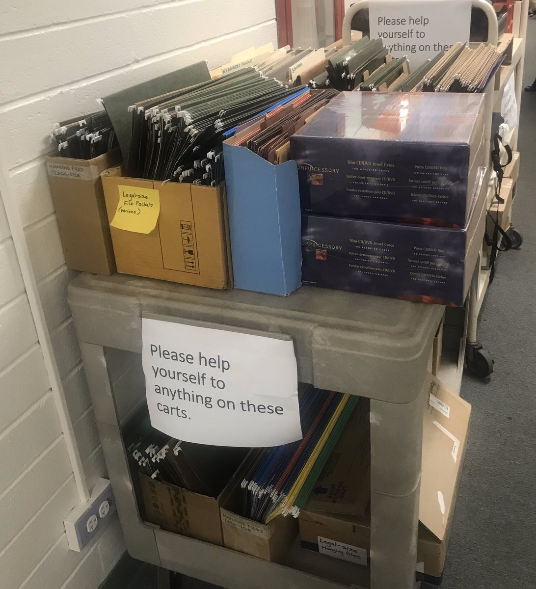 tracymonroe50's tweet image. Paper and CDs are dying, as evidenced by what ends up on the freebie cart. #TechnologyChanges