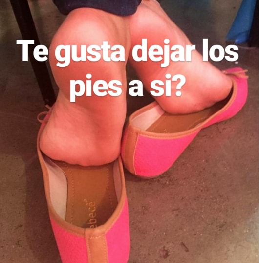 descalza bajo la silla (@dede2100) on Twitter photo 