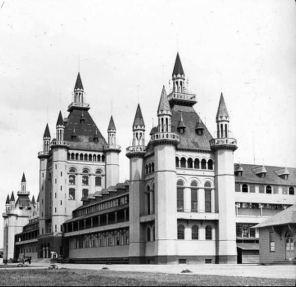 Louis Kamper, International Exposition Building (1889, Demolished 1896) Detroit, MIKamper’s sprawling, whimsical castle was built in SW Detroit near modern day Zug Island. The entire complex was demolished just 6 years later. Photos via  @HistoricDET &  @DetroitLibrary