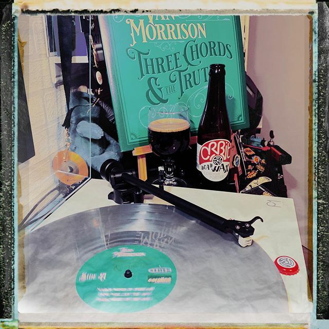 stevekelly11's tweet photo. Music & Beer 😎 #beerbods #orbitdeadwax #nowplaying #threechordsandthetruth #vanmorrison #stevesrecords #vinyl #vinylcollectionpost #Hipstamatic #Peale #Type10Pack https://t.co/PQ1QKogHff https://t.co/KG4KaNclfK