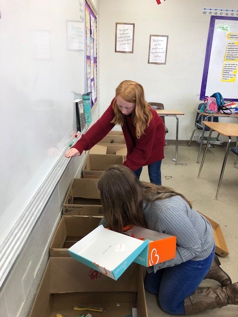 SpringvilleMid1's tweet photo. SMS students preparing care packages to send to our troops! #usa #carepackages #forourtroops #thankyouforyourservice @sccboe @stclairsuper #beyourbest #everystudentprepared #greatdayinSCC https://t.co/mxGhKFuNhp
