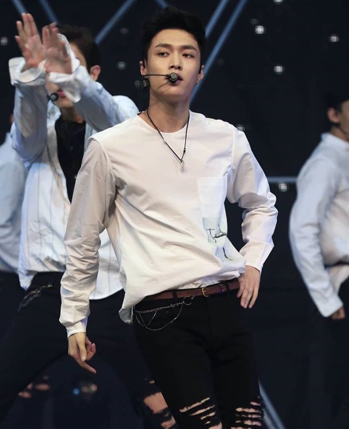 TetiRohayati20's tweet photo. #8YearsWithLay
SELAMAT untuk Debut mu sayang ga kerasa udh 8 th aja.
TERIMAKASIH banyak karena sudah bertahan untuk tetap bersama EXO.
Semoga makin sukses slalu sayang dan love you so much LAY💞
#Lay4ever
#8YearsWithLay
#8YearsWithYixing https://t.co/E44WYNXHUB