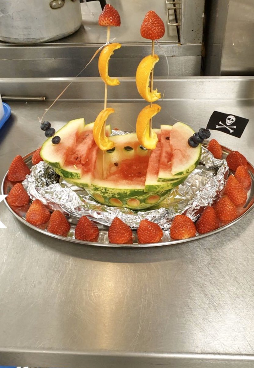 KirkintillochHS's tweet image. Meet our new #KHS canteen characters, Polly the pineapple and Gerry the parrot! Polly is escaping to Gerry’s parrot pirate ship before the hungry pupils come and eat her all up! #creativekitchen #HealthyEating #fun  #bestdinnerladies