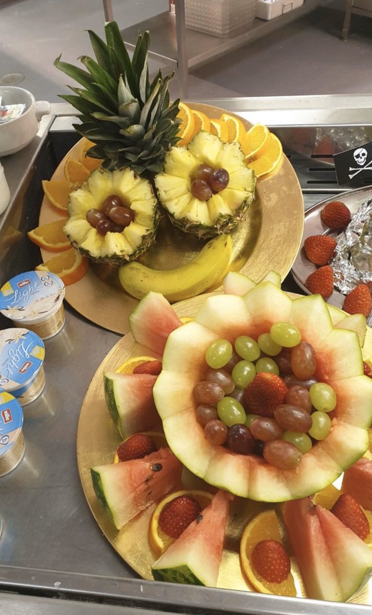 KirkintillochHS's tweet image. Meet our new #KHS canteen characters, Polly the pineapple and Gerry the parrot! Polly is escaping to Gerry’s parrot pirate ship before the hungry pupils come and eat her all up! #creativekitchen #HealthyEating #fun  #bestdinnerladies