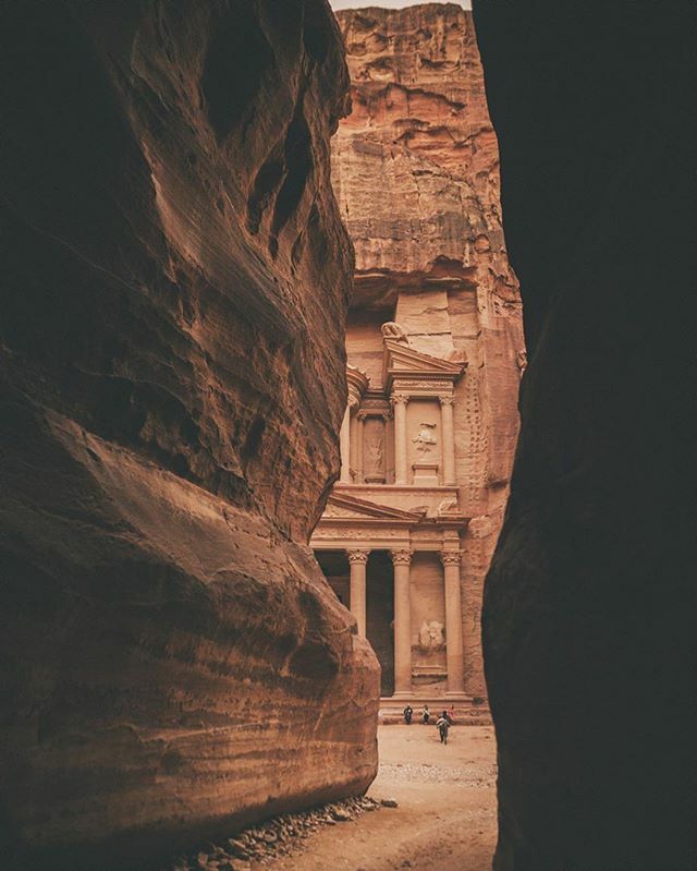 What treasures will you discover in Petra? 📸@oprrosti #alkhazneh #thetreasury #petra #jordan #engagingtravel #traveldeeper #wadirum #visitjordan ift.tt/35YqNTw