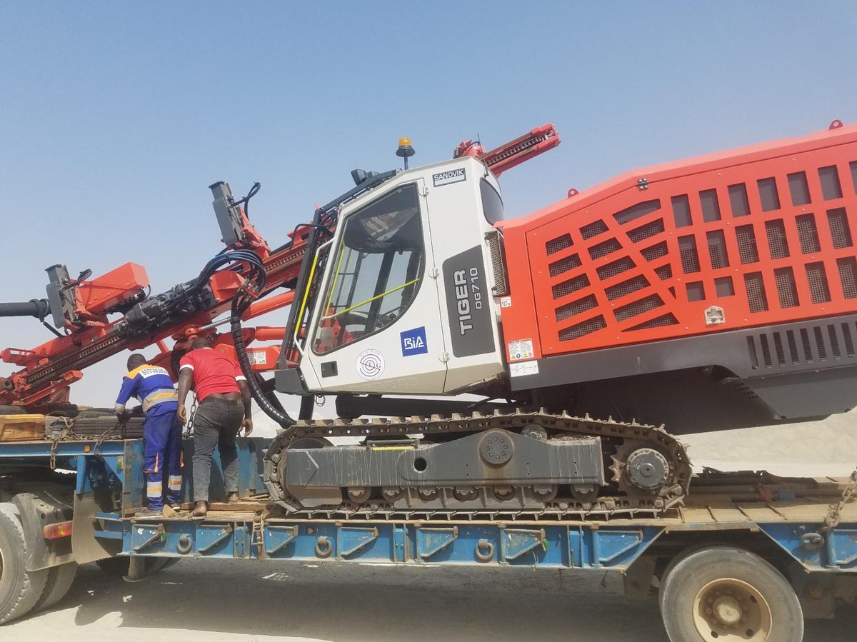 guyzoducamer's tweet photo. Réhabilitation de la route Maroua-Mora
''Face aux difficultés auxquelles faisait face la carrière, l'engagement avait été prise par la Direction Générale pour l'acquisition d'une nouvelle #Foreuse afin de satisfaire les besoins en Granulats https://t.co/x7b3DfXmjr