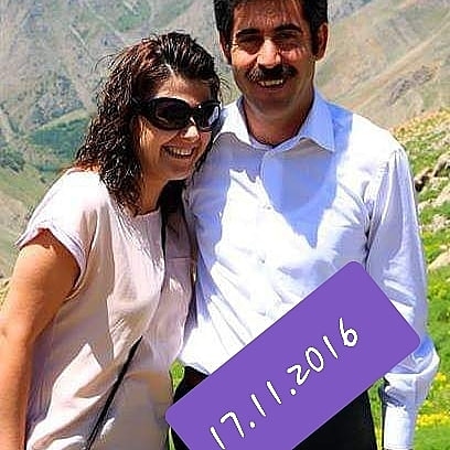 38 Ay
1156 Gün <a href="/BekirKayaVan/">Av.Bekir Kaya</a>

"Susmak ve beklemek, müthiş Genciz, namlu gibi,
Ve çatal yürek, 
Barışa, bayrama hasret Uykulara, derin, kaygısız,rahat, 
Otuziki dişimizle gülmeğe,
Asıl, bizim aramızda güzeldir hasret Ve asıl biz biliriz kederi."