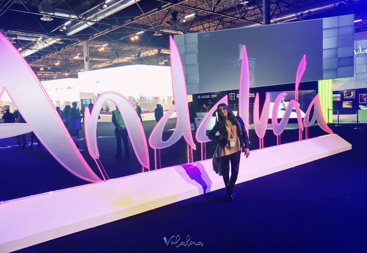 volahora's tweet photo. Nada como inaugurar la nueva década dando la vuelta al mundo en #FITUR2020 👏 con mi compañera @BeatrizBallesta 💯 Y este año #LogiTravelBirratour incluido 🙌 De aburrido va a tener muy poco...#volahora #bloggerdeviajes #viajesconarte #slowtravel #ViveAndalucia https://t.co/pu29V1DiFD