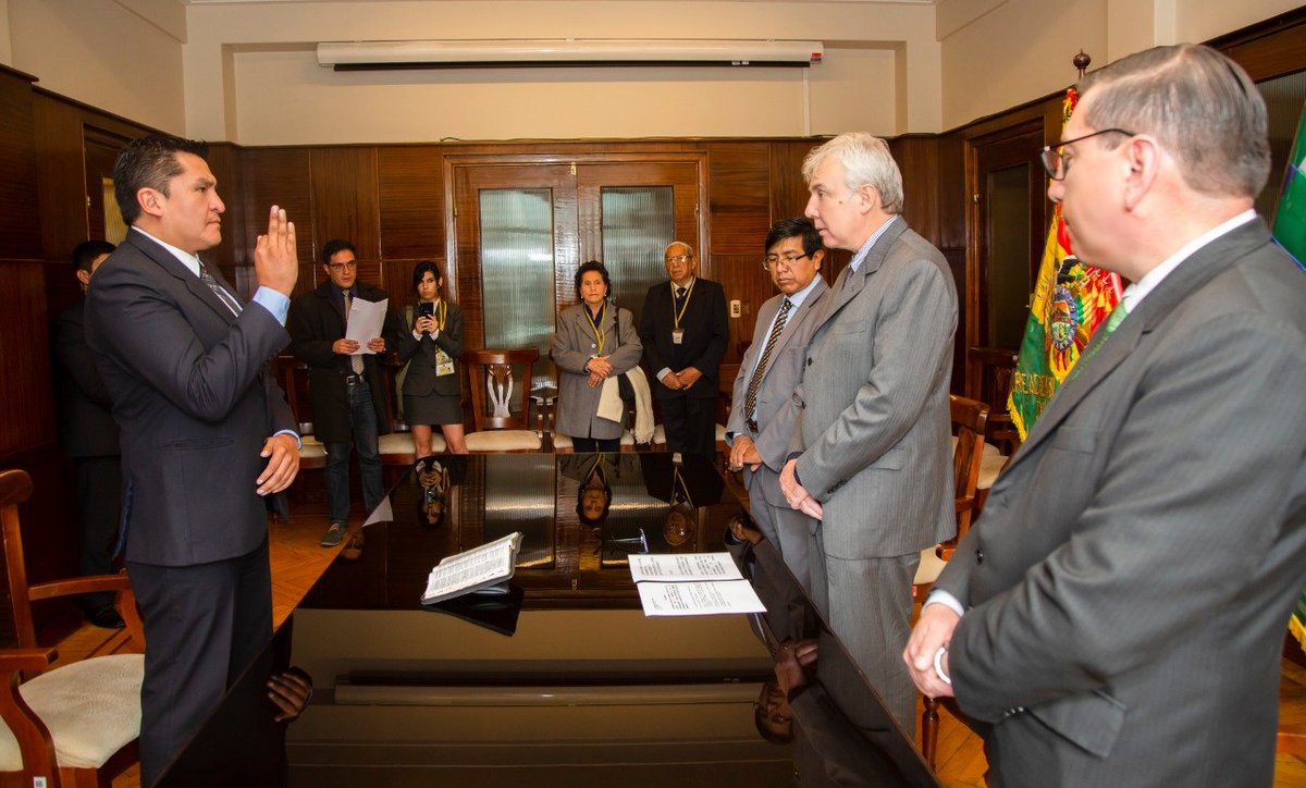 minplanifica's tweet photo. #MPD | El Ministro de Planificación del Desarrollo, #CarlosDíaz posesionó a Arturo Guallatiri Escobar Eyzaguirre como Director General de #ADEMAF. Lee la nota acá: https://t.co/ZvUDRIDLWz https://t.co/PyOFnmVgWP