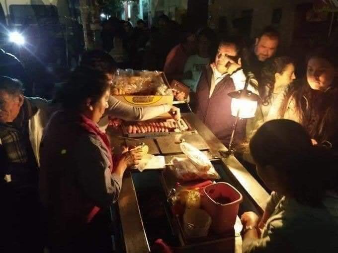 DiariodeMorelos's tweet photo. #VIRAL

NO TENÍA CLIENTES, PERO RECIBIÓ UNA SORPRESA

En San Juan del Río, Querétaro, un abuelito tiene un puesto de hotdogs con el que sobrevive. Hace tres días estaba así, abandonado. Anoche, gracias a una convocatoria de redes sociales, 500 personas llegaron a cenar. 🌭🙌🏻 https://t.co/LchmnFoqDC