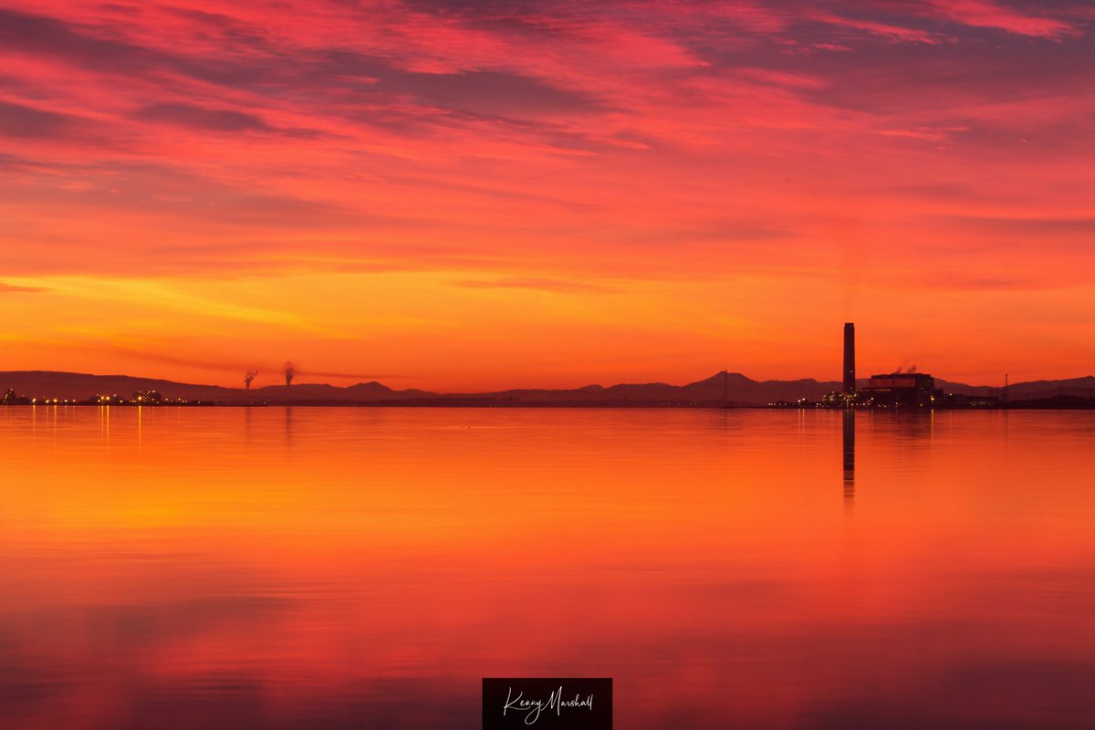KennymarshallP's tweet photo. A view from home. Well, not out of the window but from Bo'ness water front.
Longannet Powerstation and the river Forth at sunset.
https://t.co/wyhFdpl7RE
#visitscotland #scottishlandscapeart #scottishrivers #riverforth #grangemouth #boness #sunset #warmsky #warmskycolours https://t.co/J7zg8cpYpe
