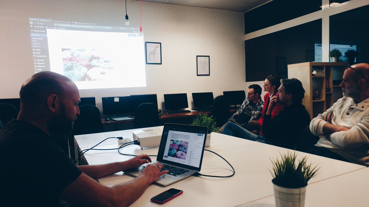 WordPress0726's tweet photo. Premier meetup de l'année, @anybodesign nous parle des bloc ACF. #WP0726 https://t.co/jYTuLkyjBV