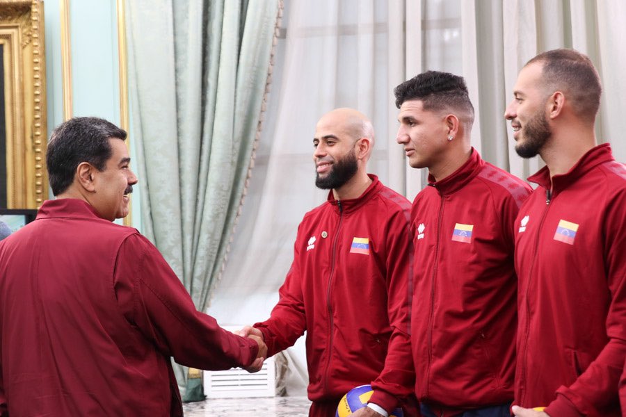 pinfantea's tweet photo. #EnFotos 📸 || El Pdte @NicolasMaduro encabezó el acto de reconocimiento a nuestros guerreros de la Selección Nacional de Voleibol Masculino, quienes clasificaron a los Juegos Olímpicos #Tokio2020 

¡Viva la Generación de Oro! 🤩🇻🇪💪🏽 https://t.co/Ijf1trtV5w