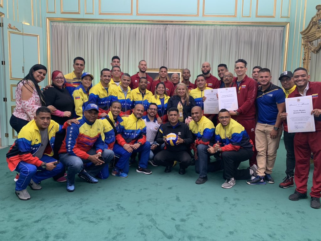pinfantea's tweet photo. #EnFotos 📸 || El Pdte @NicolasMaduro encabezó el acto de reconocimiento a nuestros guerreros de la Selección Nacional de Voleibol Masculino, quienes clasificaron a los Juegos Olímpicos #Tokio2020 

¡Viva la Generación de Oro! 🤩🇻🇪💪🏽 https://t.co/Ijf1trtV5w