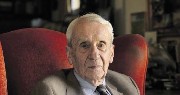 Manuelprz91's tweet photo. Christopher Tolkien se ha ido a sus 95 años de edad. Miles de gracias por el trabajo recopilatorio que hizo en vida; sin él, habría sido imposible comprender el mundo de Tolkien en tanta extensión. Ahora tu padre te espera, tal vez, en las Tierras Imperecederas. Descansa en paz. https://t.co/T26U5LoPcs