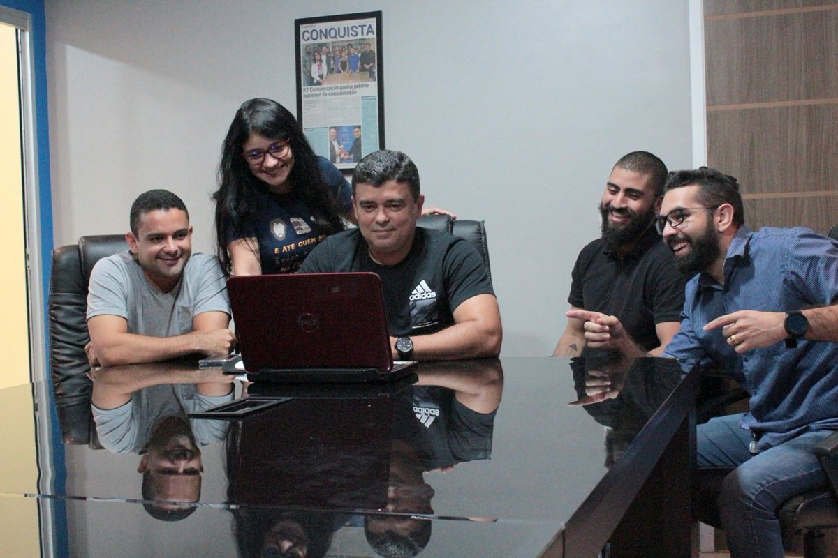 r2comunicacao's tweet photo. Esse é o clima da nossa reunião de planejamento de hoje😎😅. Olhares atentos, muitas ideias e a certeza de que coisas boas vêm por aí🏆. Nosso #TimeR2 já está preparado para 2020. 🤜🏽🤛🏽 #R2Comunicação #TimeR2 #planejamento #reunião https://t.co/BSjUupGv3W