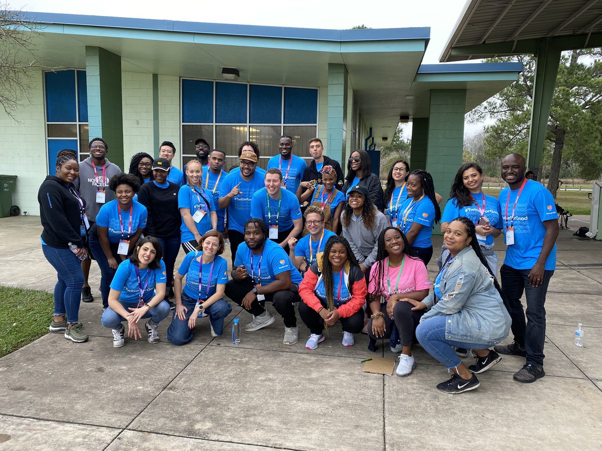 shelbyclayton's tweet photo. Creating masterpieces with this squad 🎨 Thank you to Houston Community College for having us! #TwitterForGood #group37 https://t.co/AehxvYkNtK