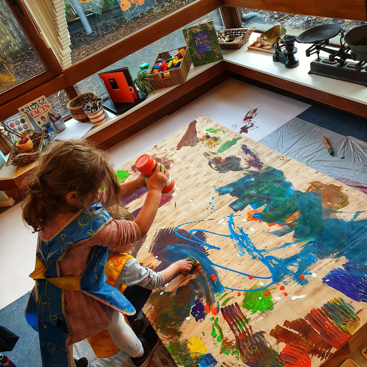 Laura_JC_'s tweet photo. Today we painted our wooden pallet for the outdoor area at KG. The result is amazing. Experimental learning, discovering new colors. All little artists. Wonderful to hear afterwards how in depth they have been thinking about mixing the colors and what they discovered. #BSB #Art https://t.co/OoIFmMrkTE