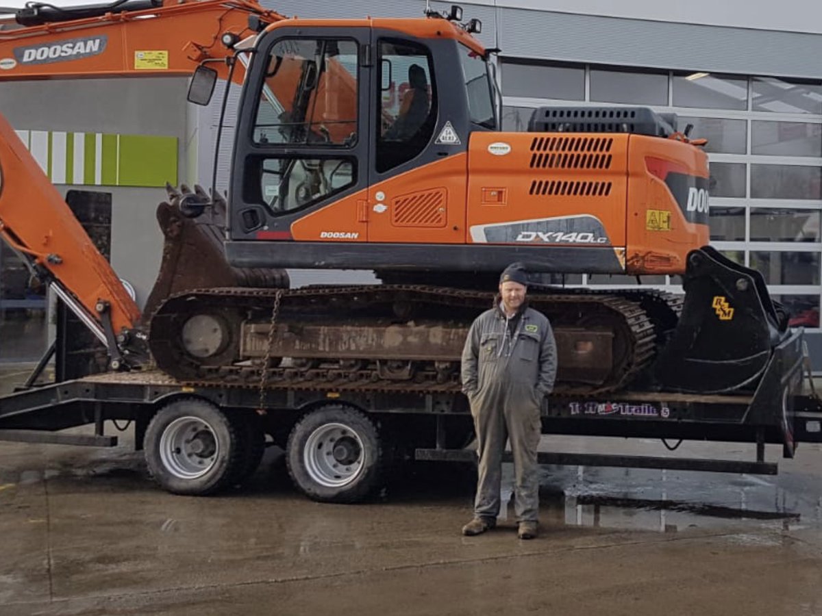 BreensOfCashel's tweet photo. Doosan DX140LC-5 Excavator &amp; R&amp;M Buckets Ltd implements being collected by @Edwardkennedy84 
Best wishes to Edward with his Groundworks expansion and many thanks for his continued custom &amp; support. #breens #excavator https://t.co/48PTucHC6W