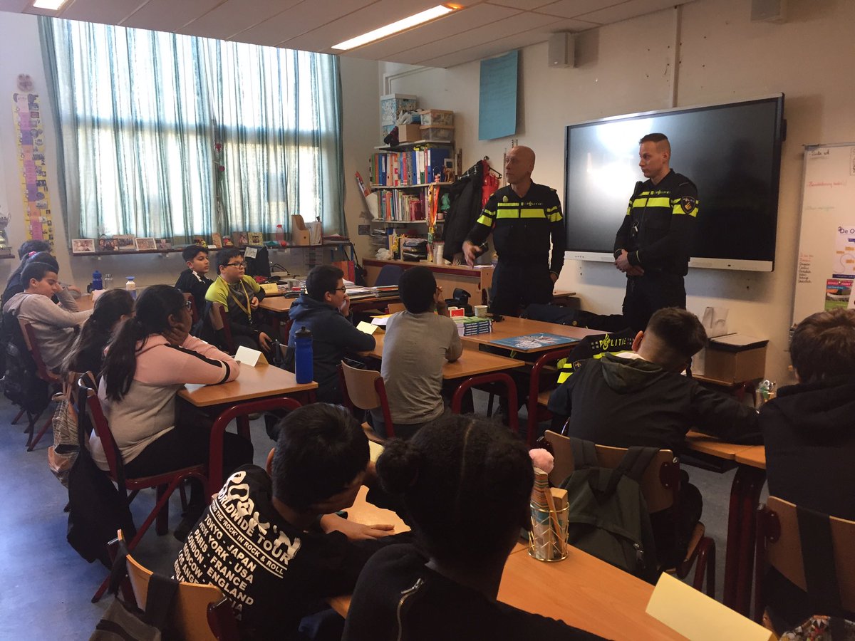 DaCostaRdam's tweet photo. Groep 8 kreeg vandaag een gastles van onze wijkagent ! @IMCBasis https://t.co/wK9s7WQwTA