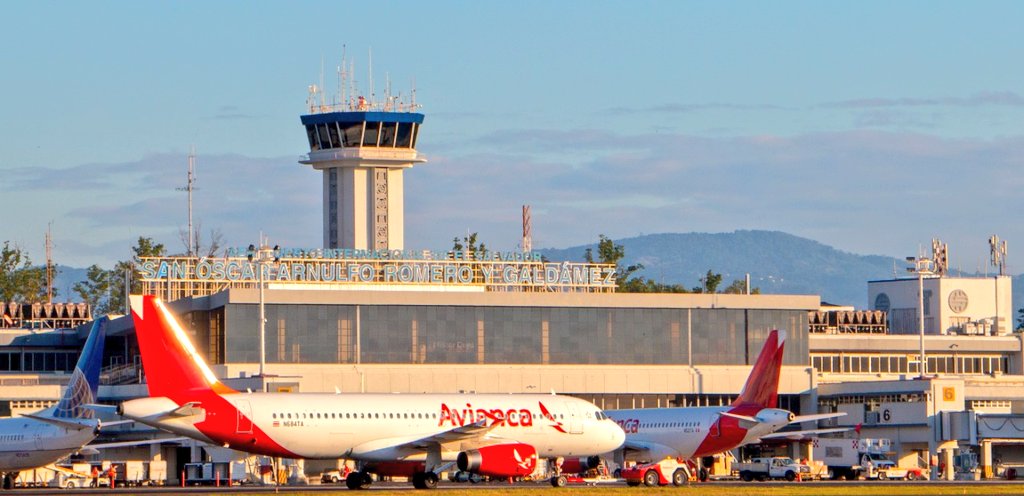 CEPASV's tweet photo. Con el propósito de estrechar lazos de trabajo y fortalecer el HUB de @Avianca en El Salvador, este día nuestro titular @anliker1980 se reunió con el Director General de la aerolínea en Centroamérica y México, Sr. David Alemán y parte de su equipo. https://t.co/ry6Rvz9FDe