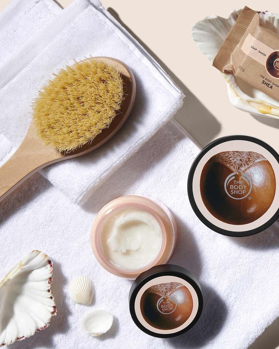 thebodyshopindo's tweet photo. Musim hujan bukan berarti kulit kamu nggak butuh kelembapan loh! Kalau udah mulai makin kering, coba deh pakai rangkaian #Shea yang diperkaya dengan #CommunityTrade #SheaButter dari Ghana 🤗
Share yuk! Apa sih rangkaian body care The Body Shop favorit kamu? 😉 https://t.co/Vw6wK7LdYA