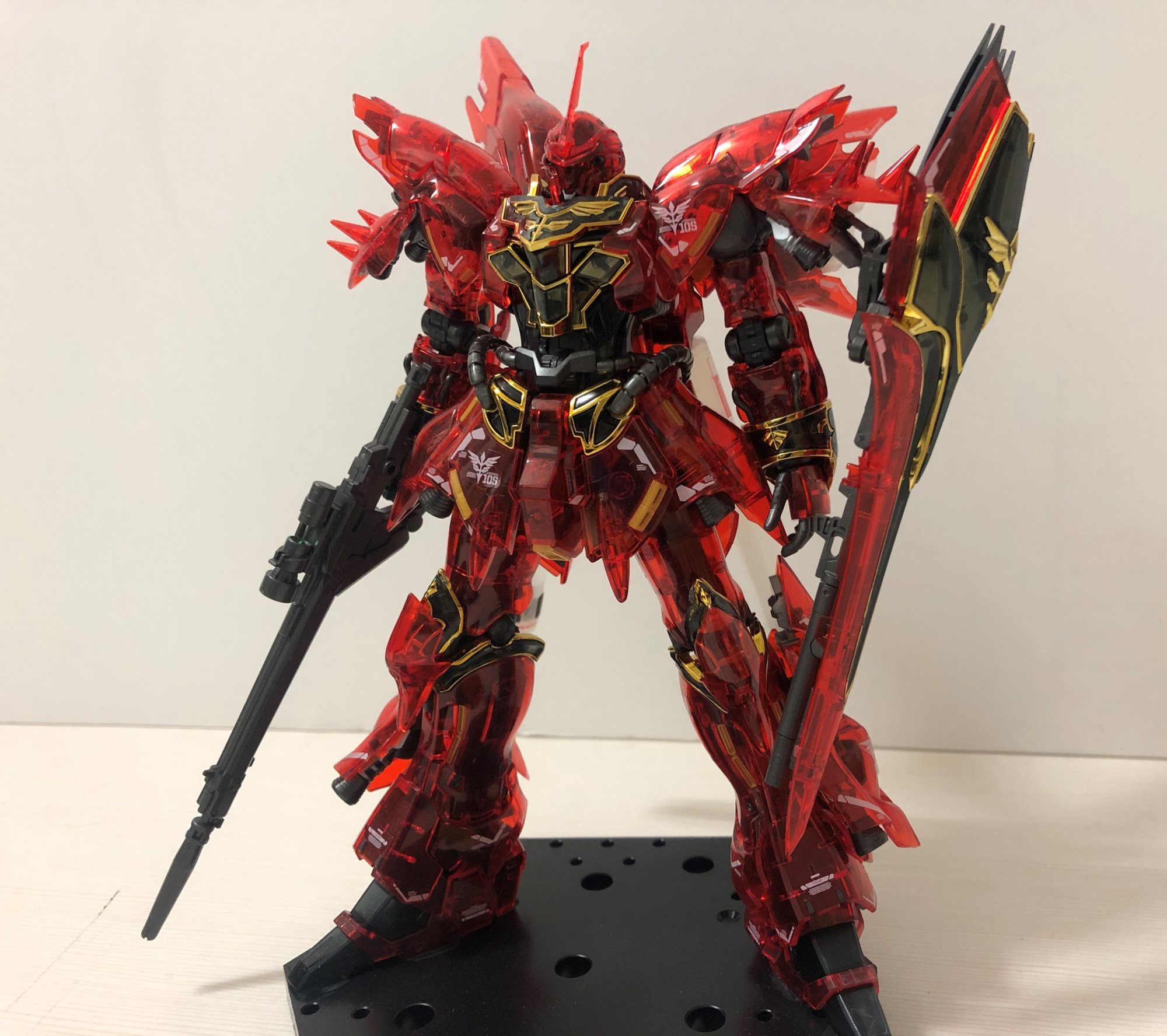The Gundam Base 東京店情報 再入荷情報 パート イベント限定品 Rg 1 144 シナンジュ クリアカラー 全身に配された金色の模様部分のメッキ加工が赤のクリアと合わさり 美しい輝きを持つ機体 待望の再入荷