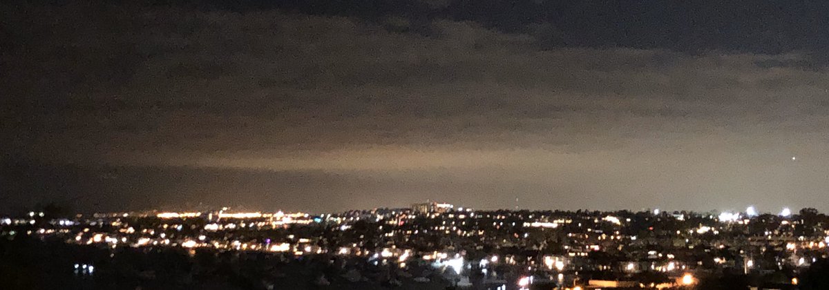 WeShallRise144K's tweet photo. Work getting done tonight in Los Angeles. ๐ซโจ๐ซ #RadionicShips #HeavenlyHost #Upper5D #WatchTheSkies https://t.co/Jnem3OaXmu