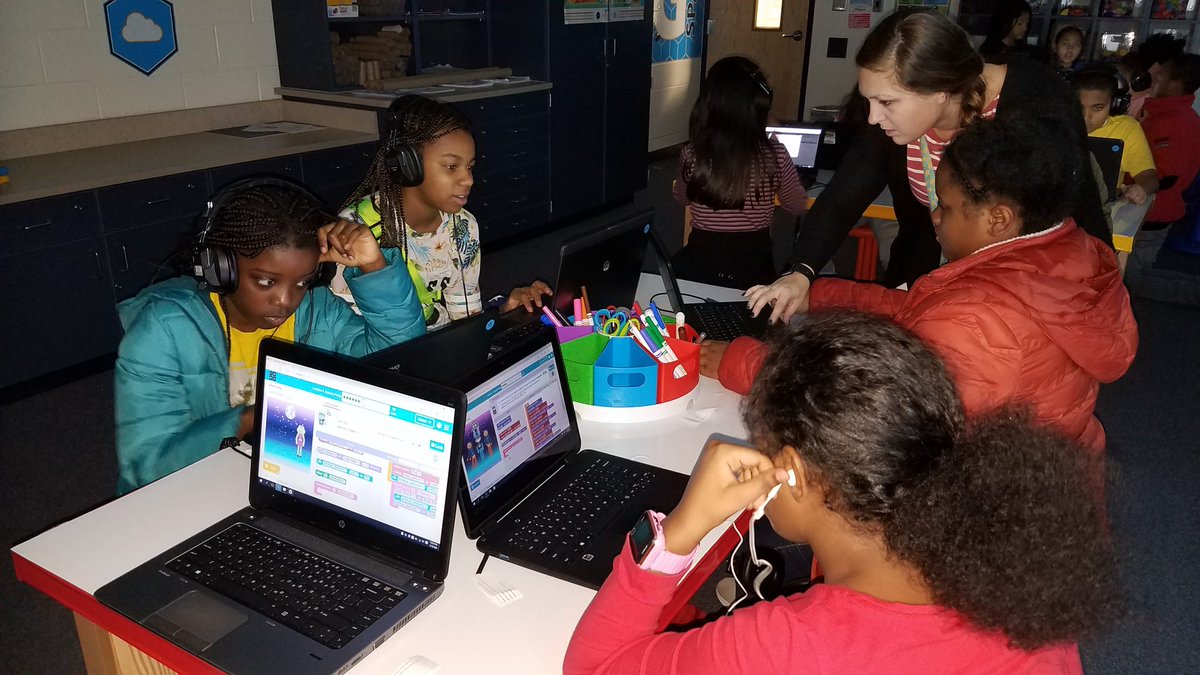 LiteracyBoss's tweet photo. Ms. Brown's 5th Graders were coding in The Think Big Space today. Mr. Nau our #ThinkBigSpace guru was supporting the students. One student who only speaks Spanish was coding in Spanish... WOW! @RiverOaksPWCS @PWCSNews @SuperPWCS @jarcelynn @rita_goss https://t.co/GPtsLZlovI