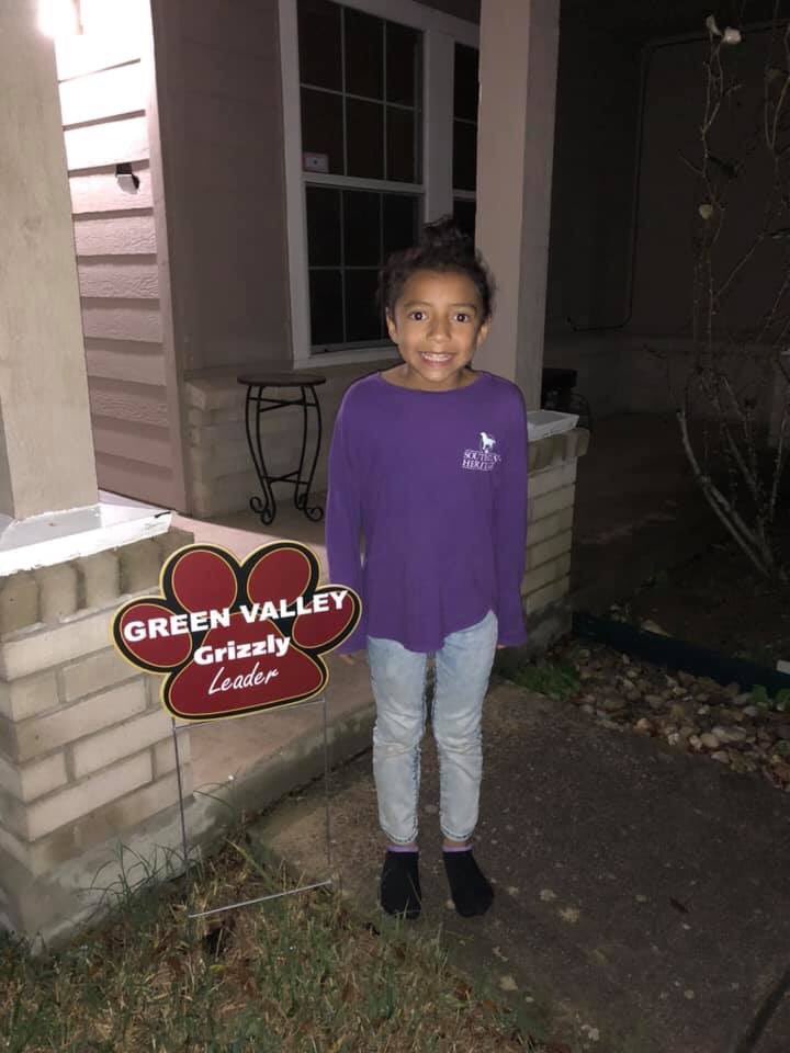 GVGrizzlies's tweet photo. Gosh! This is always so much fun getting to ring those doorbells and celebrate some amazing leaders! The smiles on our Grizzlies’ faces sum it up so well! ❤️ 🐻 #SCUC #traitsofagraduate #dynamicleaders #GVLeadersEveryday https://t.co/qCJEMsyqFv