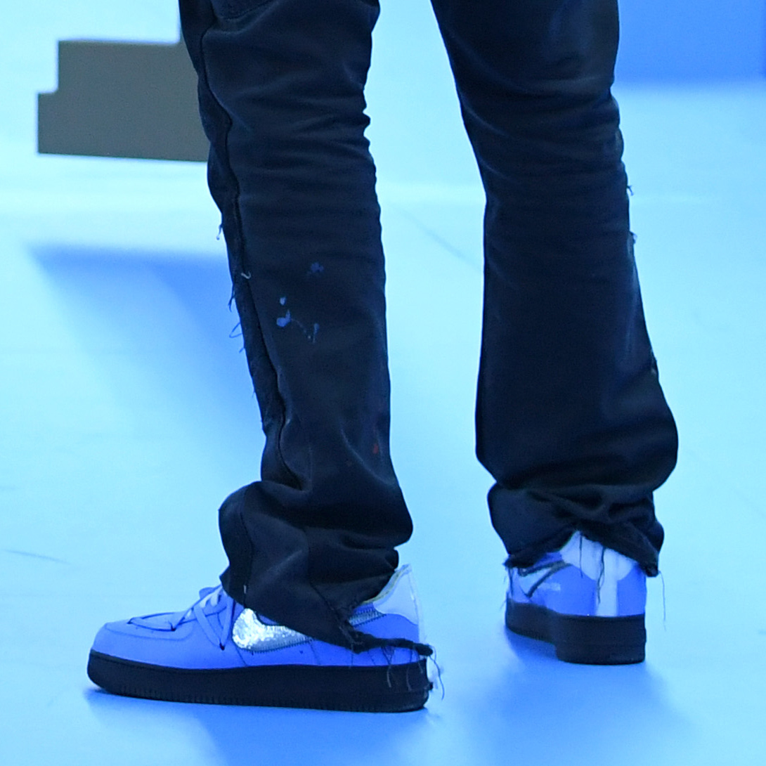 HYPEBEAST's tweet photo. #VirgilAbloh was seen sporting a new #OffWhite and #Nike Air Force 1 at the #LouisVuitton Fall/Winter 2020 show during #ParisFashionWeek. The shoe’s blue upper features an “MCA” silver Swoosh, white laces, and white Helvetica branding.
Photo: Pascal Le Segretain/Getty Images https://t.co/YqilMVzDmX