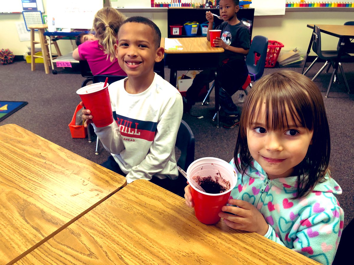pres_firstgrade's tweet photo. Clay, sand, loam!! Learning about soil can be so yummy!! 😋 @pres_firstgrade https://t.co/eUyggTIPRQ
