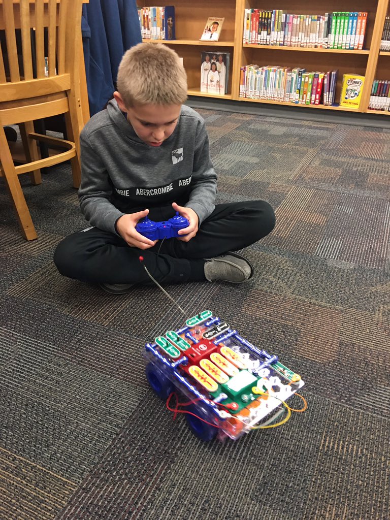 RogersDebra's tweet photo. Students enjoy makerspace activities in the Learning Commons. #deslibrarymedia #hcslead #crazyaboutdaisy https://t.co/KqiyZ48aOU
