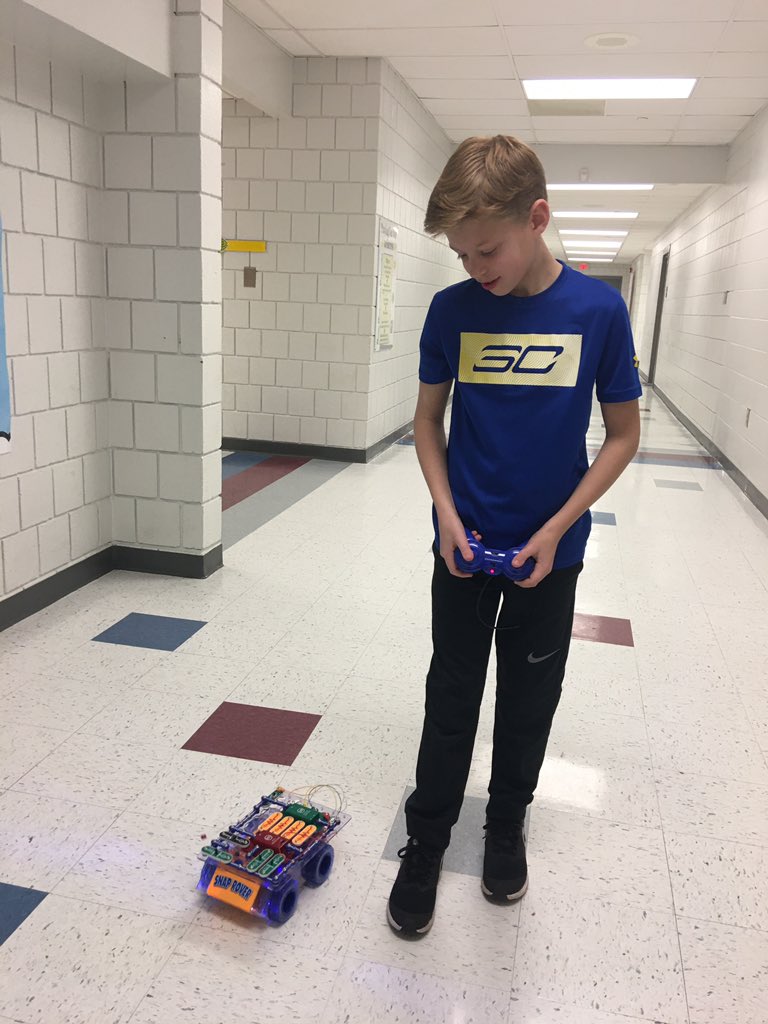 RogersDebra's tweet photo. Students enjoy makerspace activities in the Learning Commons. #deslibrarymedia #hcslead #crazyaboutdaisy https://t.co/KqiyZ48aOU