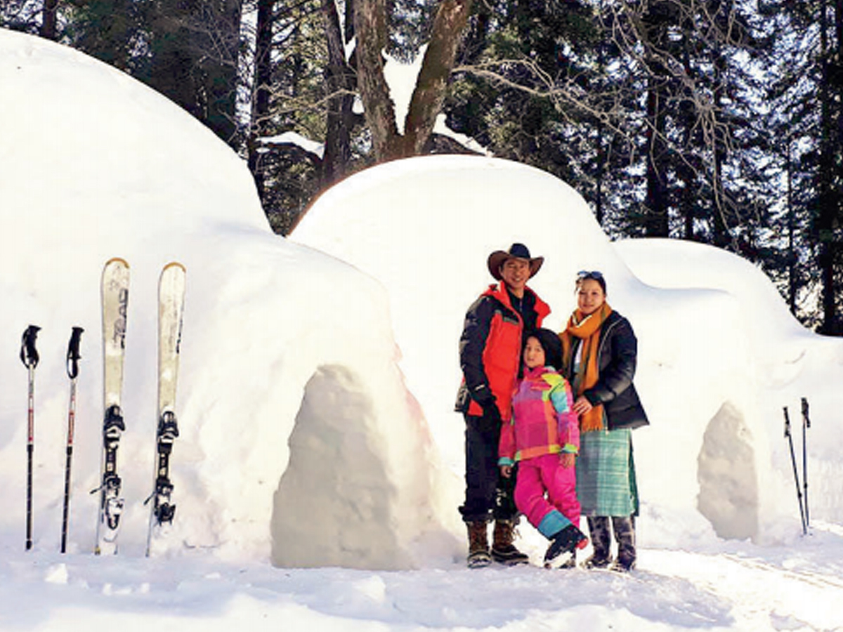 timesofindia's tweet photo. Snow village: In Manali, you can live the Eskimo life 

Entirely built with snow, the igloos of Hamta valley near Manali have become a new tourist attraction as visitors have made a beeline to this snow village to experience a night in the private igloo.

https://t.co/wuXBQbjtm0 https://t.co/67NRdEjnwW