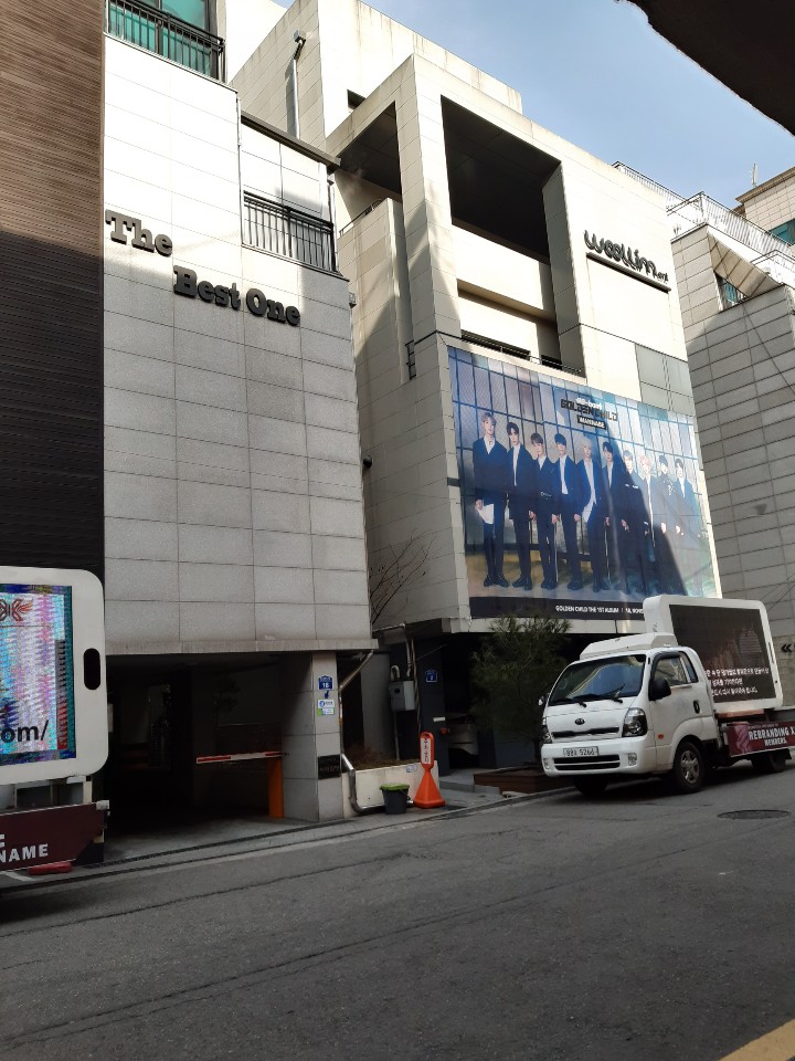 WingsForX1's tweet photo. One It! Today is the day we will revolt against the corrupt. In the face of oppression, we are X1's revolution!

Day 9: 11:10 AM KST

Seeking justice until the end, our 2 LED Trucks are now situated in Woollim Entertainment.

#UnchainX1
#MakeItRightCJENM
@x1official101 https://t.co/wJPRekT1UU
