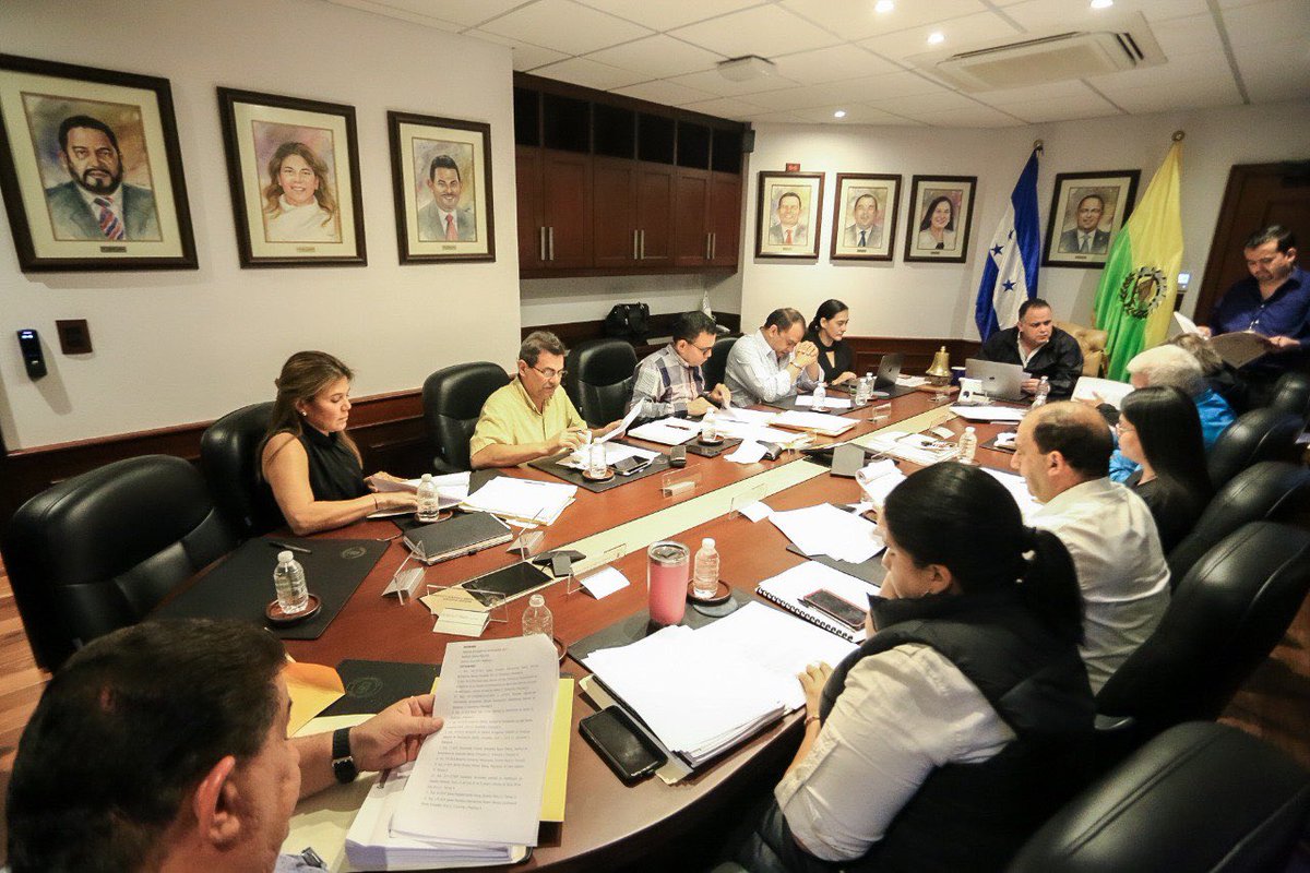 armandocalisps's tweet photo. #BuenasNoticias 

Adjudicamos la pavimentación de 10 avenida C, entre 7 calle y avenida Circunvalación, 9 calle N.E, entre avenida Circunvalación y 12 avenida, y la 11 calle N.E, 6 y 7 calle Barrio Morazán. #SPSAvanza

#ObrasOrdenHonestidad 
#SPSVaCambiando https://t.co/rzcJJ7wxjQ