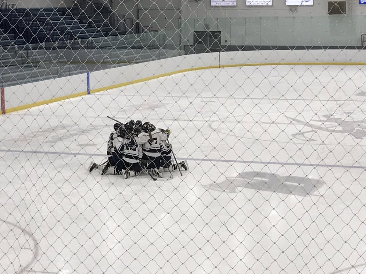 micahfriez's tweet photo. Bemidji’s seniors are on their home ice for the last time in their careers. They take some time to cherish it. https://t.co/gjWSPQQ3TZ