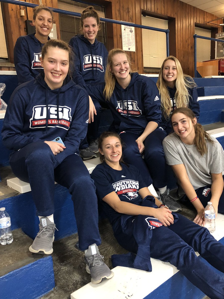 RandaD21's tweet photo. Just chilling, supporting our #USIMbb team! #ScrEaglePride https://t.co/lraNOXk6D9