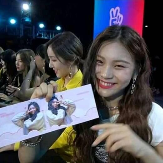 BuddyKpoper's tweet photo. Umji siendo un umji stan. Te dije, todo el mundo está batida por umji, incluyendo a sí misma. ❤️❤️❤️

#GFRIEND #여자친구 @GFRDofficial @GFRDofficialJP https://t.co/Hk0lPz5D7u