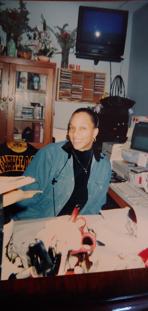 AskTheGoodDoc's tweet image. Here I am hard at work in my office at Arista Records as Director of Publicity handling 250 calls a day with a headset to labor for my artists circa 1996 #TBT. #SpinDoctor #AskTheGoodDoctor #PreciousMemories
