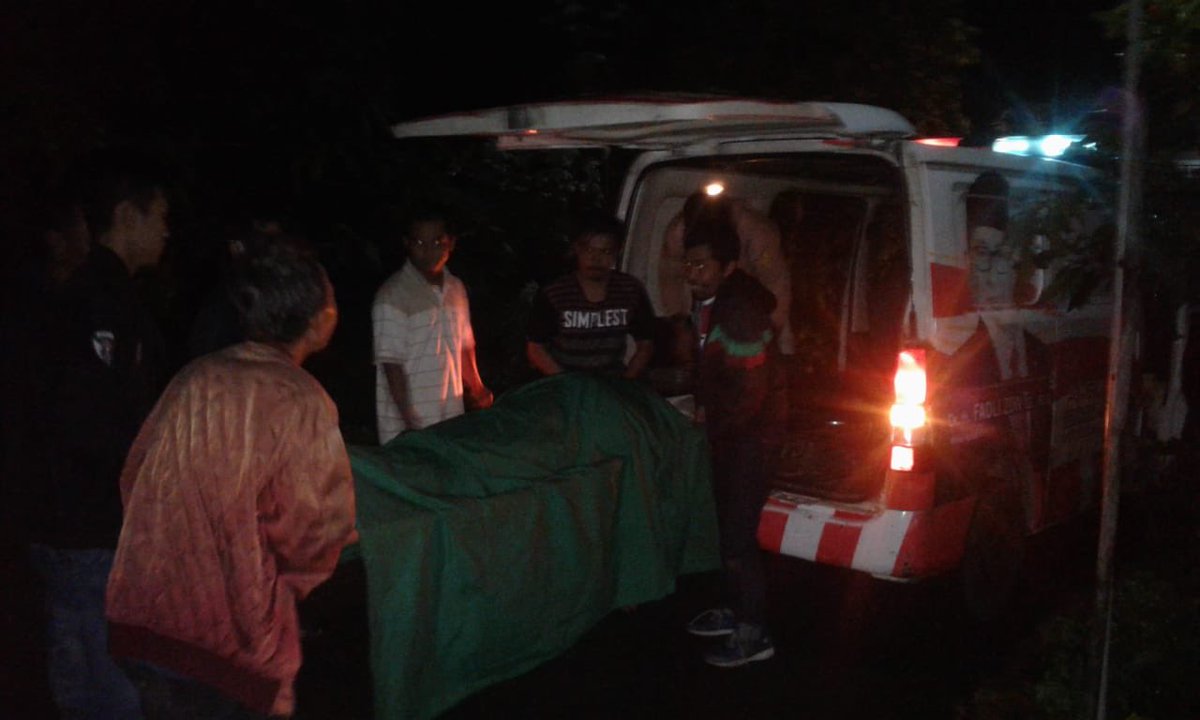 GerindraKabBgr's tweet photo. kegiatan ambulance Dr H FADLI ZON Ss.,M,Sc mengantar jenazah almarhum bpk HASAN dari kp JAMBULUWUK CIAWI di bawa ke KP CILIMUS KUNINGAN https://t.co/ztwtSlM1T6