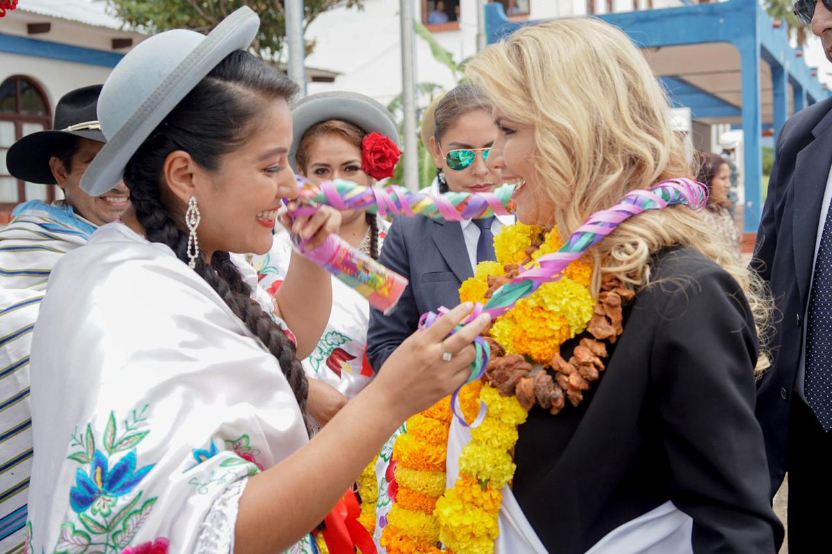 JeanineAnez's tweet photo. Hoy llegamos por primera vez desde que asumí como Presidente constitucional a la chura Tarija, agenda apretada pero mucho emoción de reencontrarme con este pueblo cariñoso y luchador. https://t.co/vev0LOdZ4c