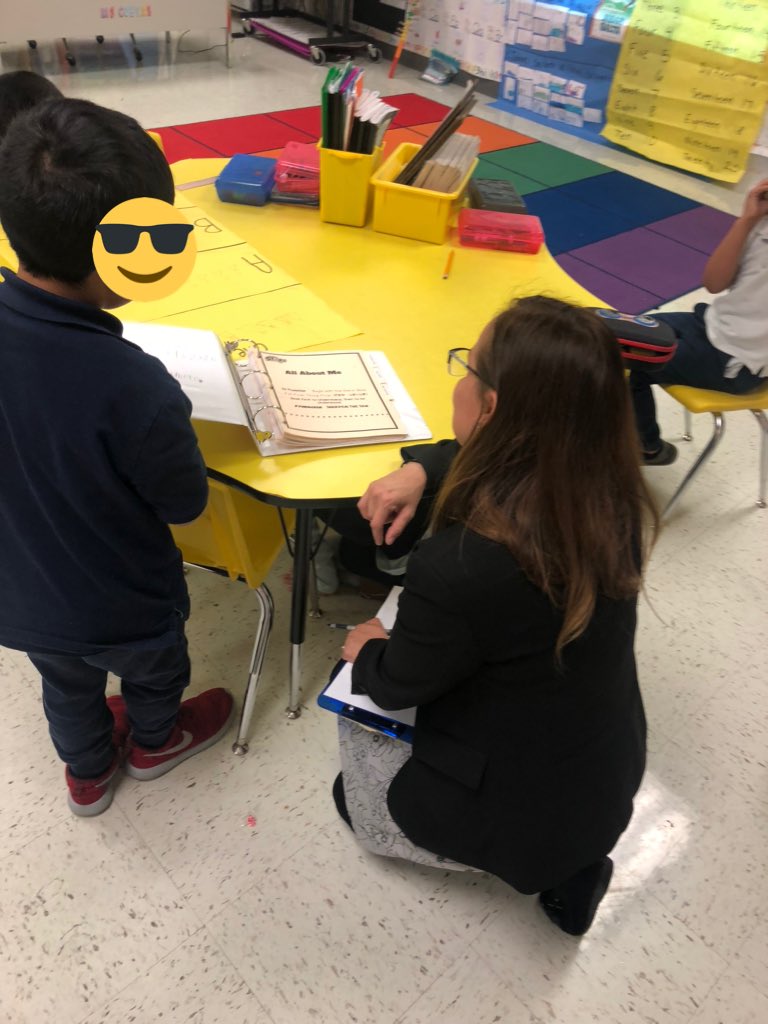 NormaBarragan10's tweet photo. #SunMol TwitterChallenge @MolinaSunset @CMSoto_Leaders @TheLeaderinMe Student discussing leadership binders and goals. https://t.co/pnUD9chDRw