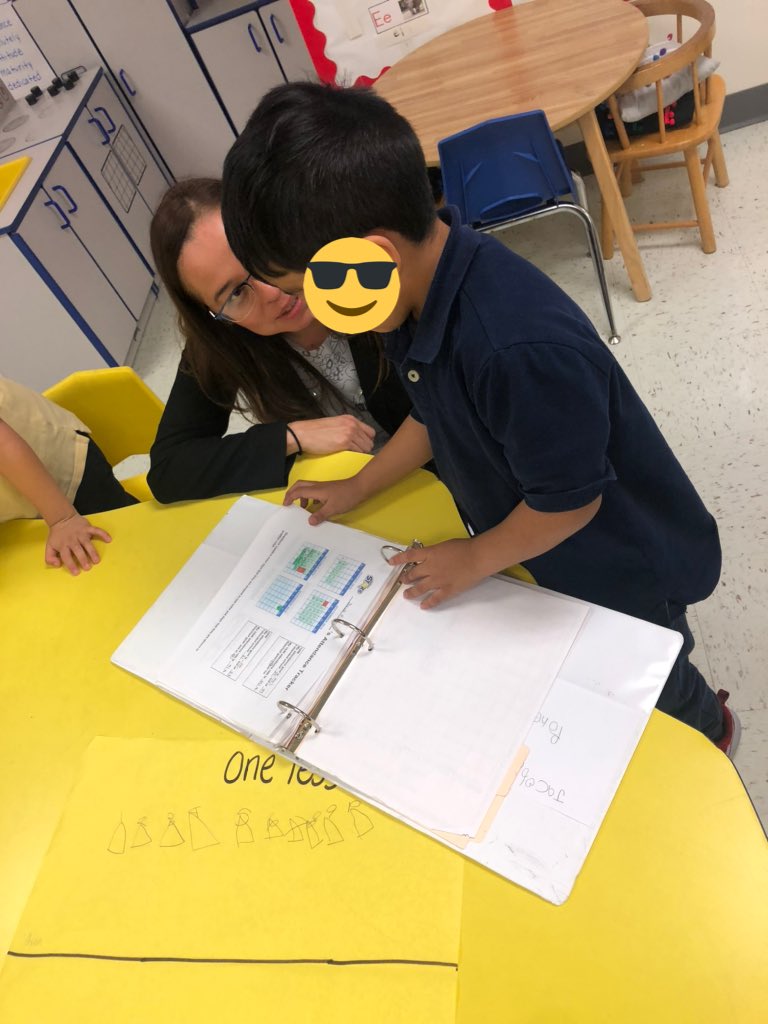 NormaBarragan10's tweet photo. #SunMol TwitterChallenge @MolinaSunset @CMSoto_Leaders @TheLeaderinMe Student discussing leadership binders and goals. https://t.co/pnUD9chDRw