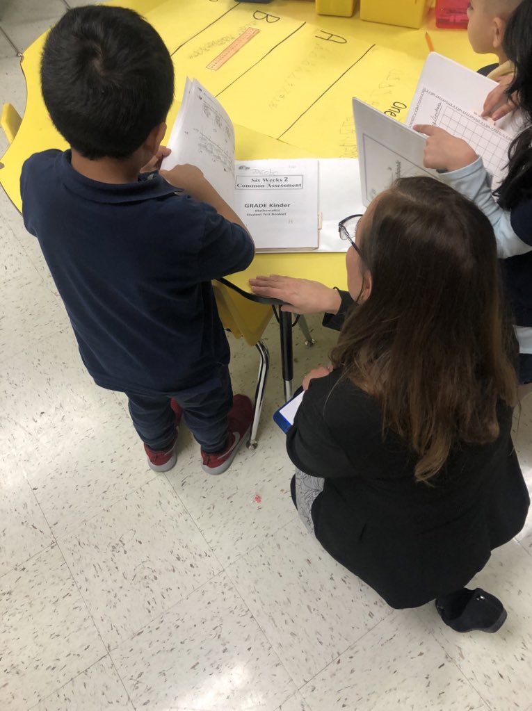 NormaBarragan10's tweet photo. #SunMol TwitterChallenge @MolinaSunset @CMSoto_Leaders @TheLeaderinMe Student discussing leadership binders and goals. https://t.co/pnUD9chDRw